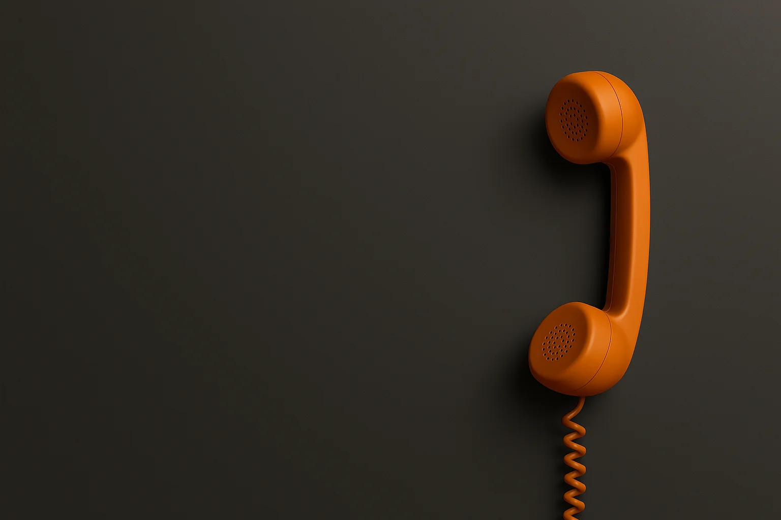 Sobre cerrado y auricular telefónico naranja sobre fondo gris oscuro, simbolizando el contacto con PROTOP